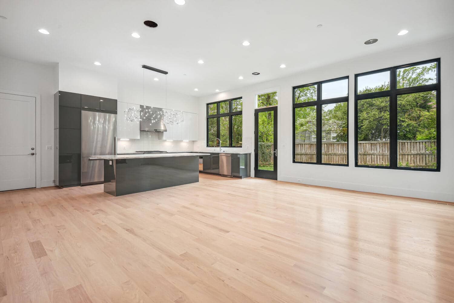 Glass wall brings the backyard into every meal
