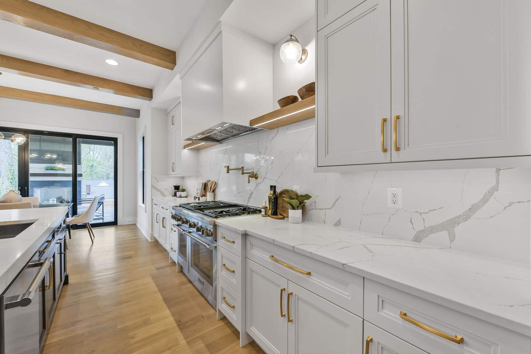 Pro range, open shelf, room to cook with intent.