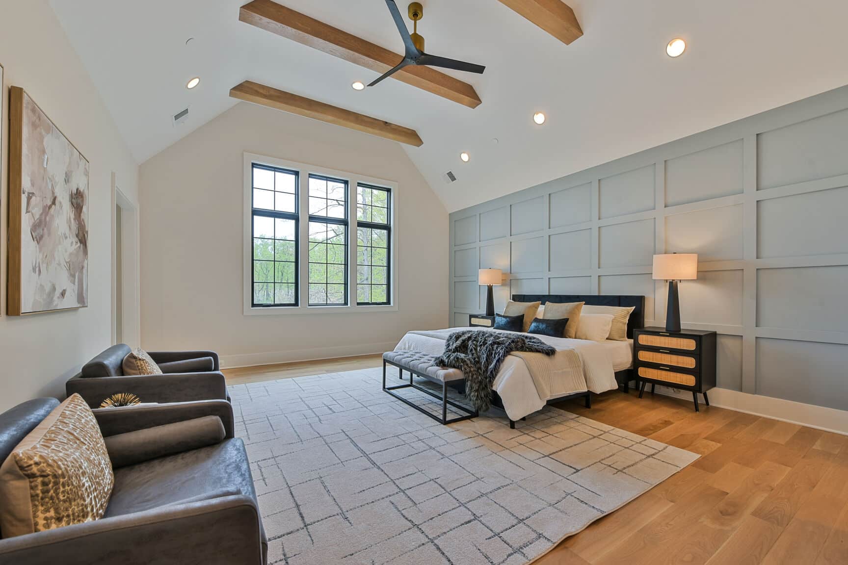 High ceiling, quiet corner, the bed earns the whole wall.