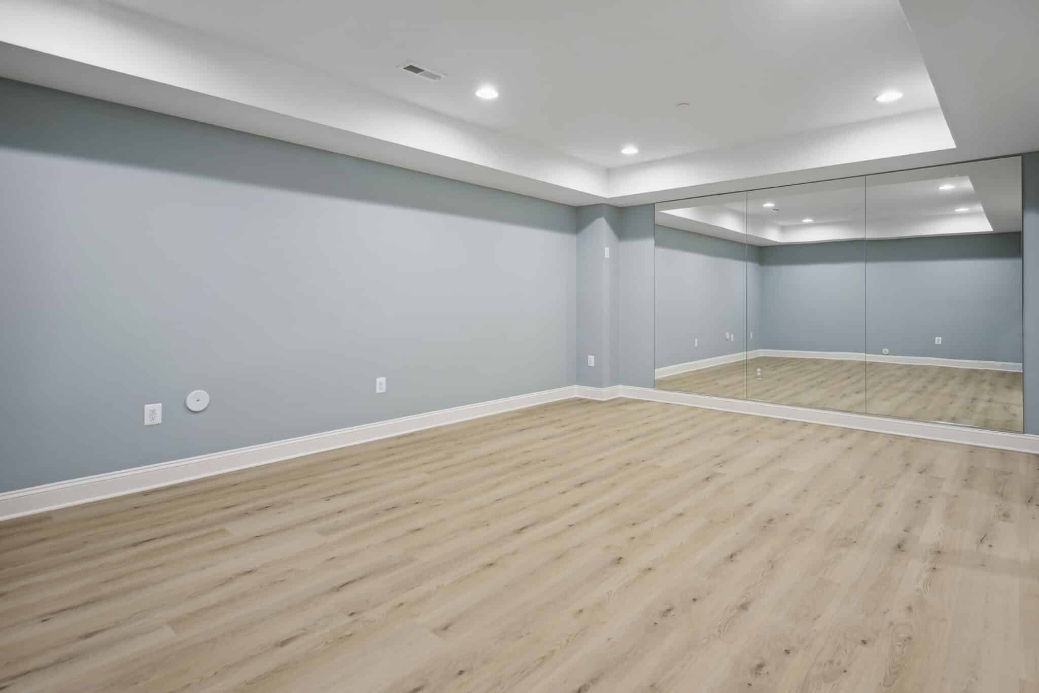 Mirror wall, open floor, move freely