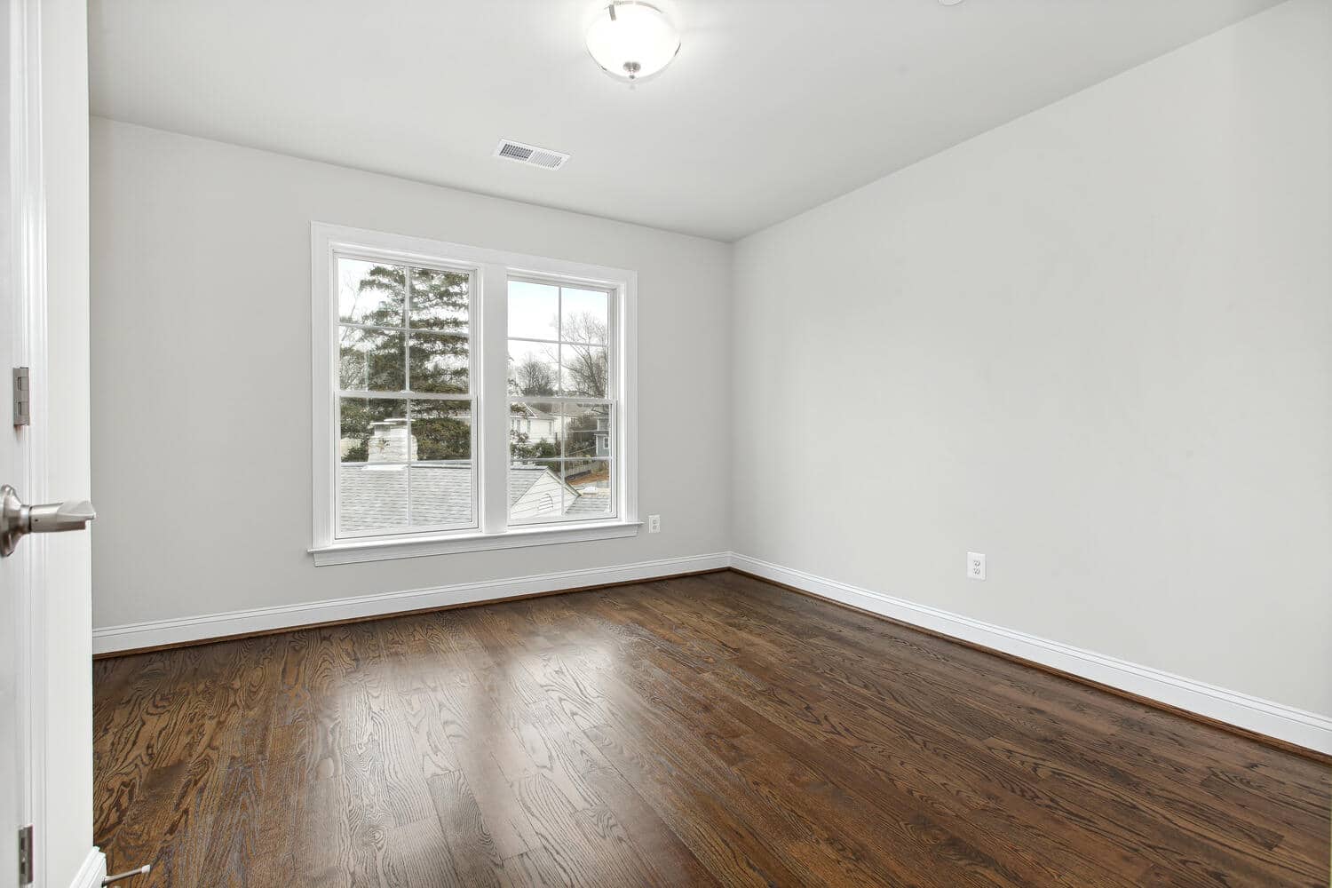 Corner windows pull daylight from two directions