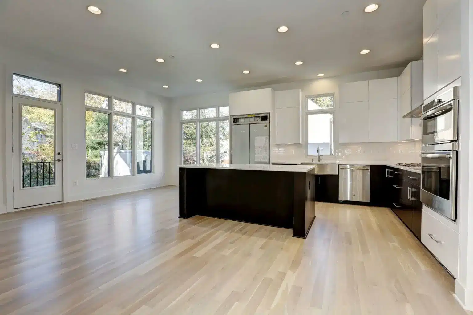 Dark base, white cabinet, stainless edgeu2014contrast does the work