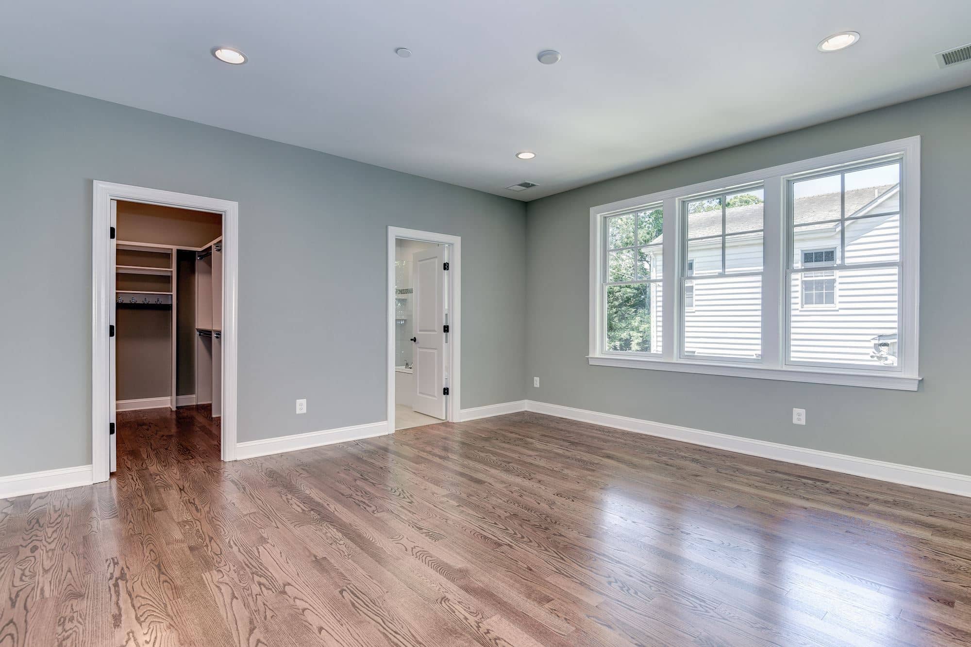 Walk-in on one side, bath on the other - the room decides for you.