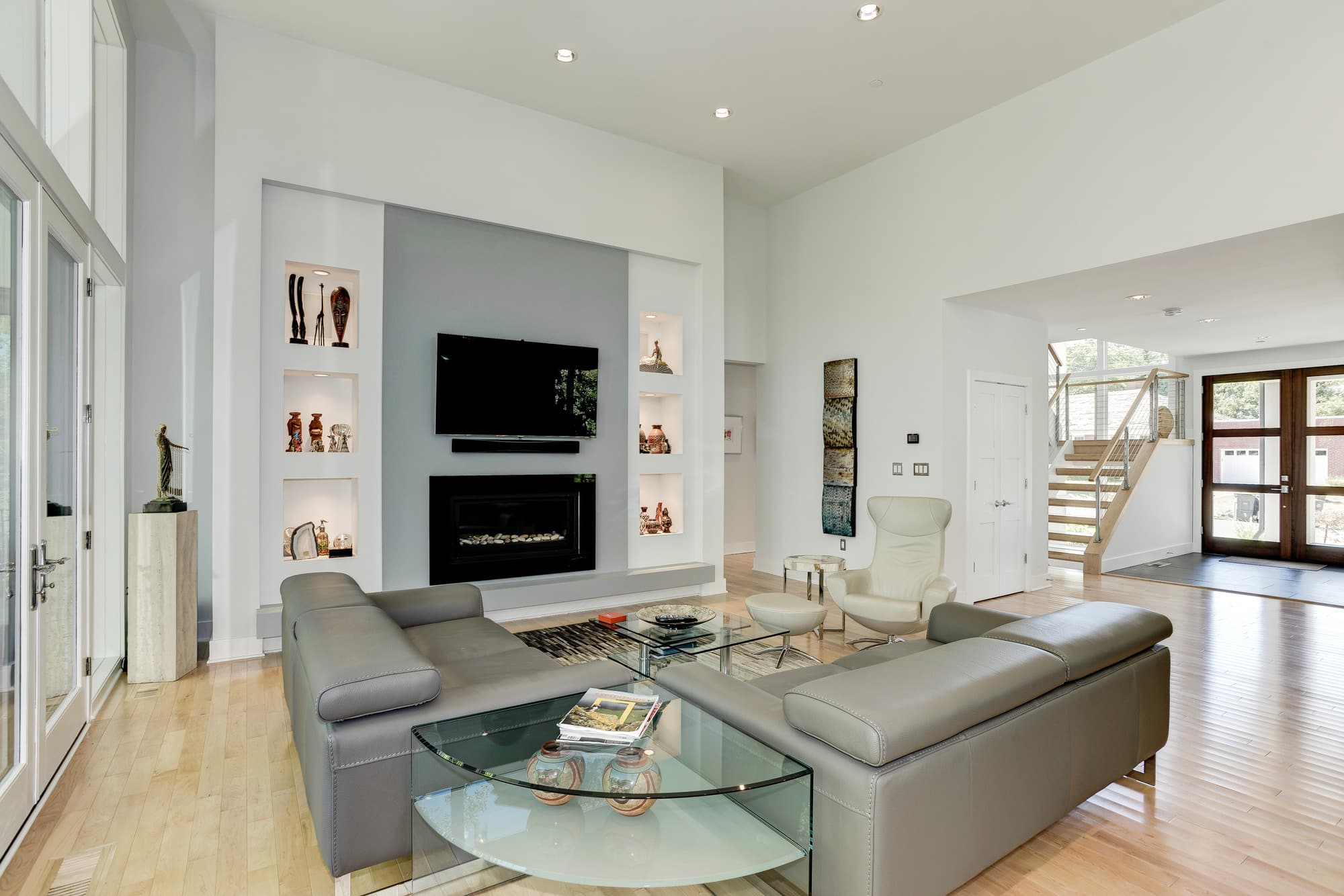 Sculptural built-in niches