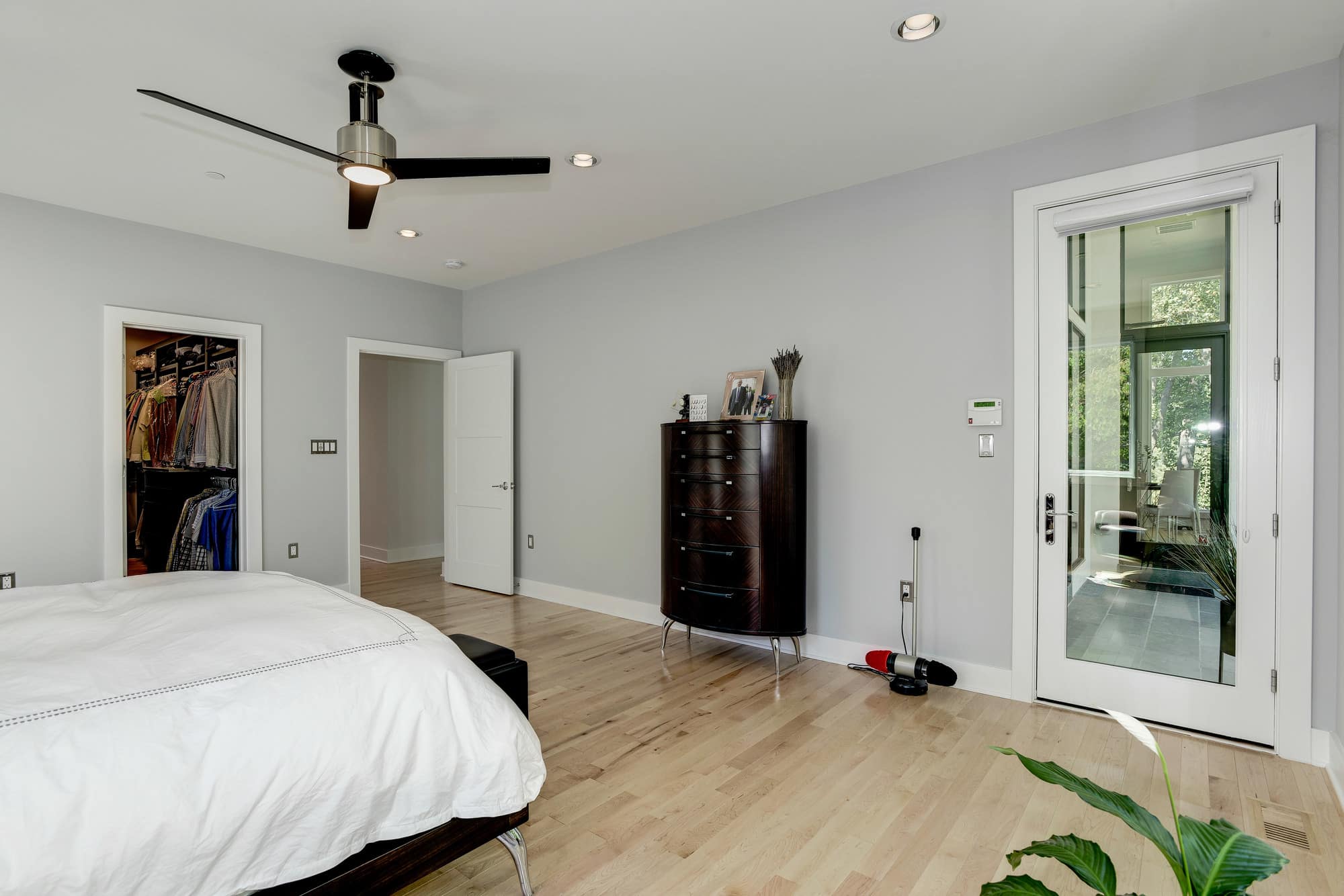 Walk-in opens to the suite