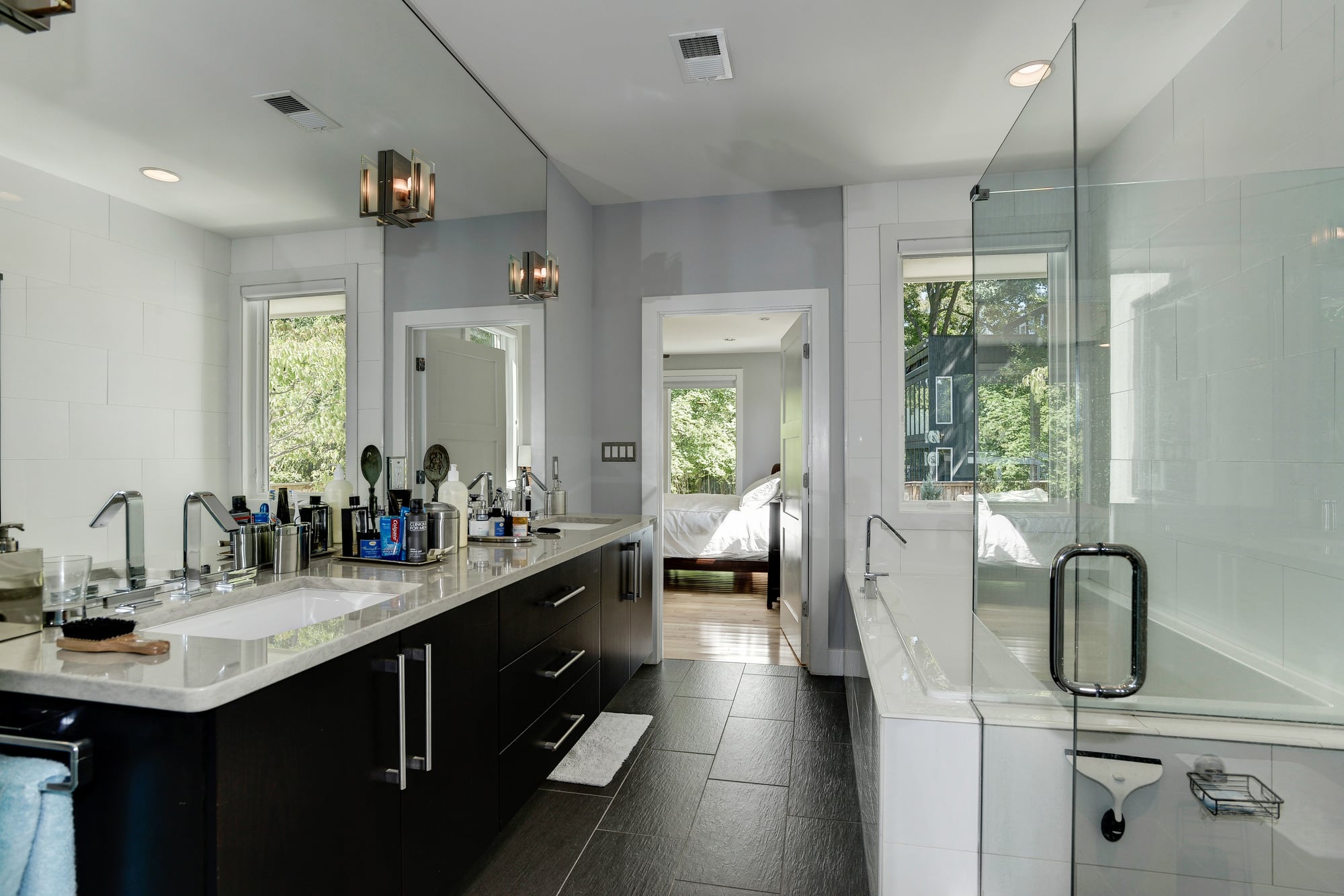 Double vanity, long mirror