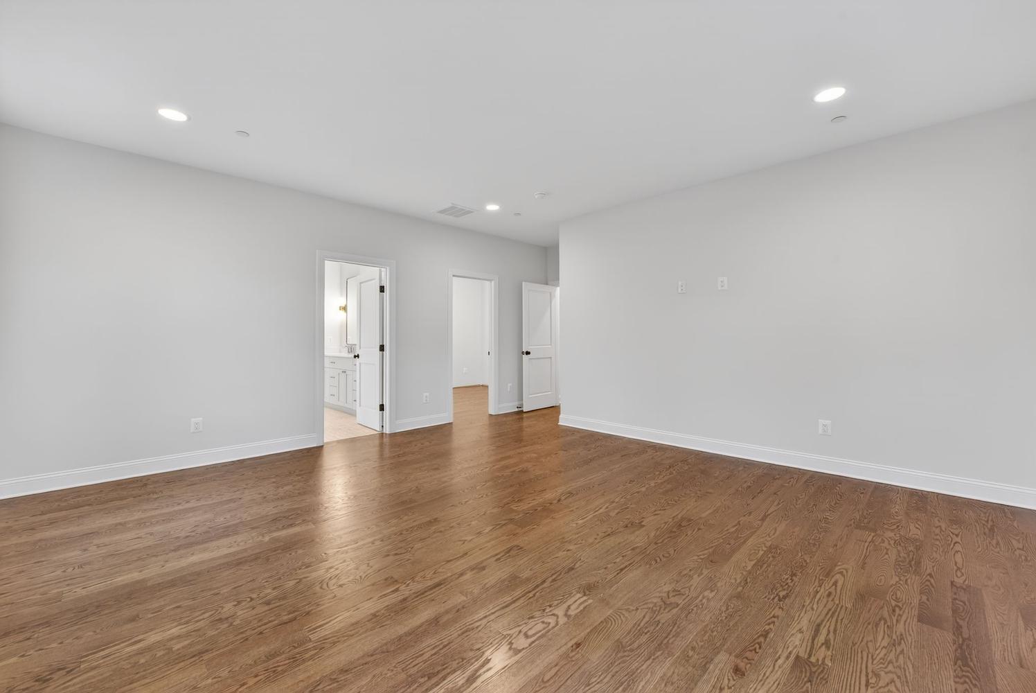 Suite opens to bath, closet, private hall