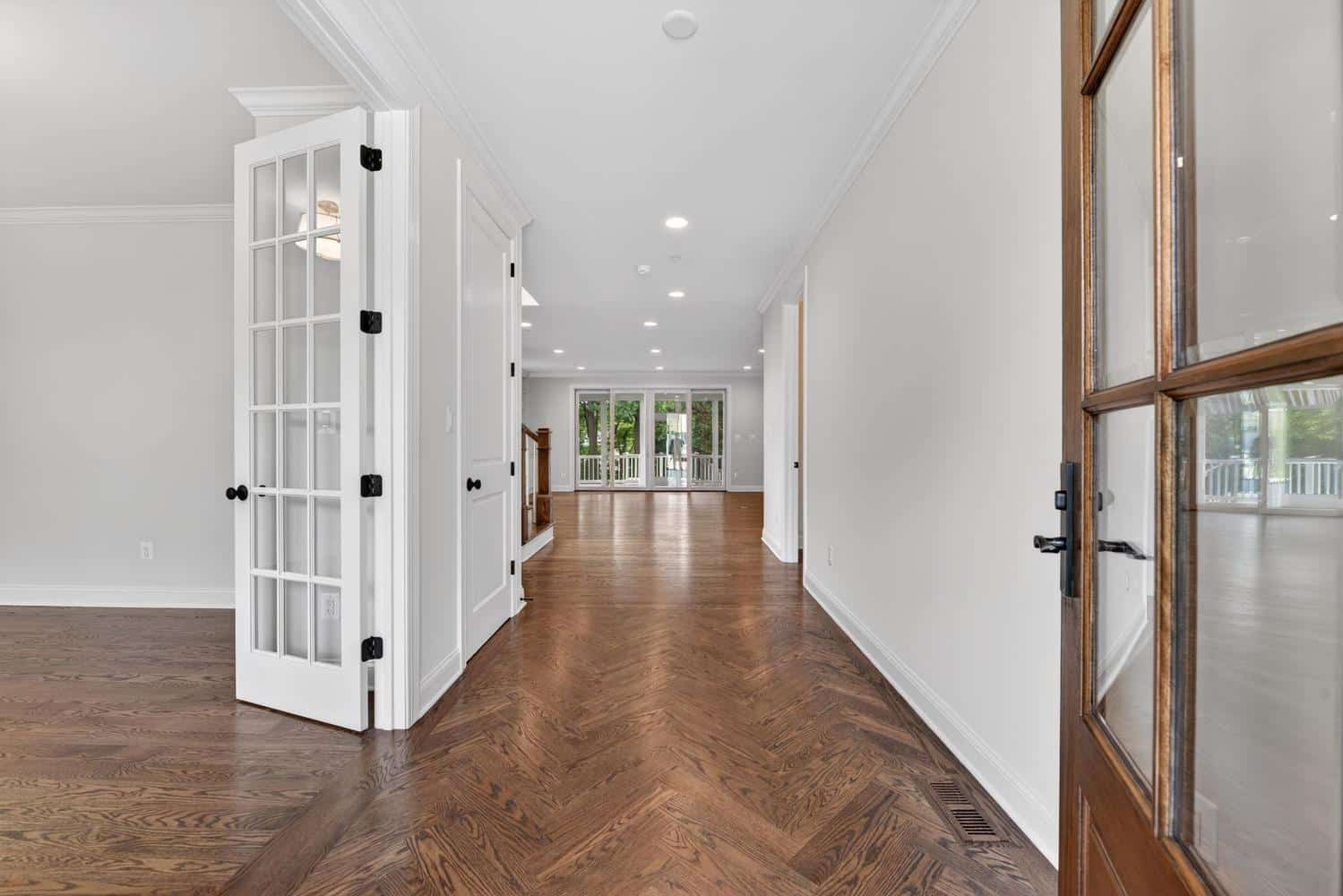 Herringbone flow, room to room