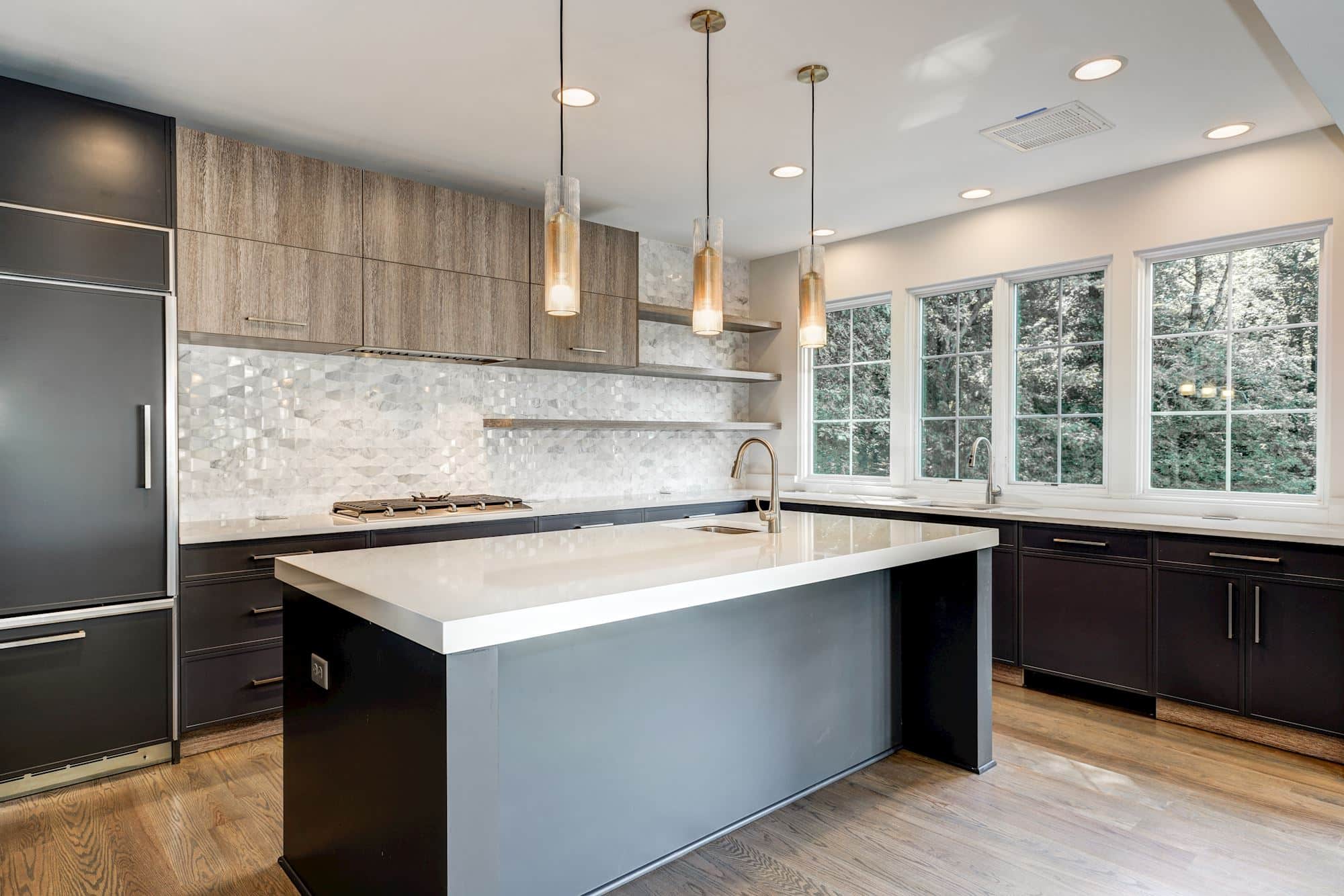Island sink, windows behind, no separation